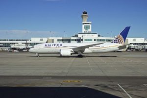 united-787-at-den